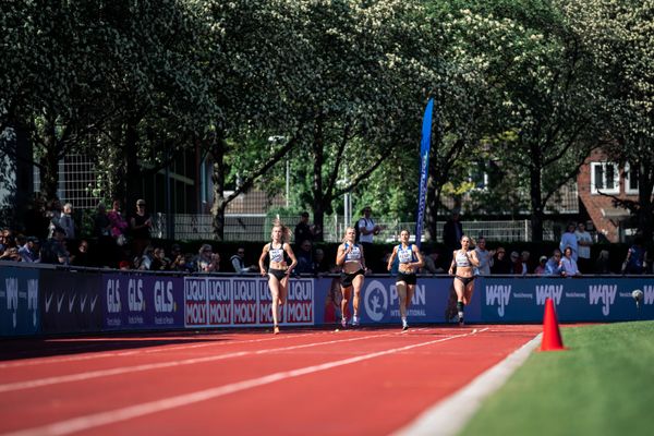 Laura Voß (LAZ Soest), Paula de Boer (MTV Luebeck), Katharina Kemp (MTV Luebeck), Marion Brunner (LG Telis Finanz Regensburg) ueber 800m am 08.05.2022 beim Stadtwerke Ratingen Mehrkampf-Meeting 2022 in Ratingen